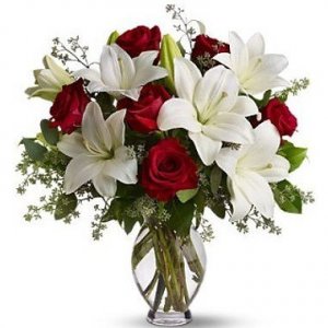 Florero de lilium y rosas importadas