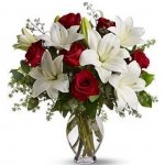 Florero de lilium y rosas importadas